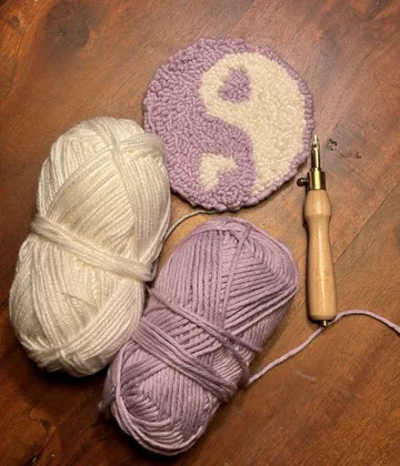 Garnknäuel, Punch-Needle und fertiges Kreismuster.