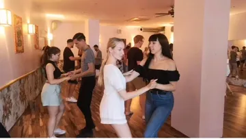 Menschen tanzen in einem Studio.