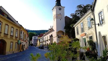 Uhrturm in malerischer europäischer Dorfstraße.