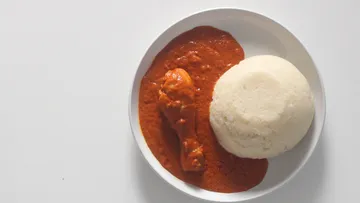 Teller mit Fufu und Hähncheneintopf.