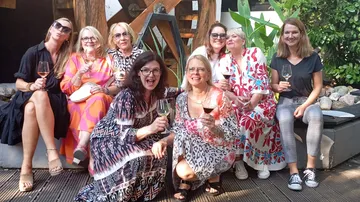 Gruppe Frauen trinken Wein im Freien.