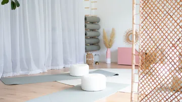 Yogamatten und Kissen in einem Zen-Studio.