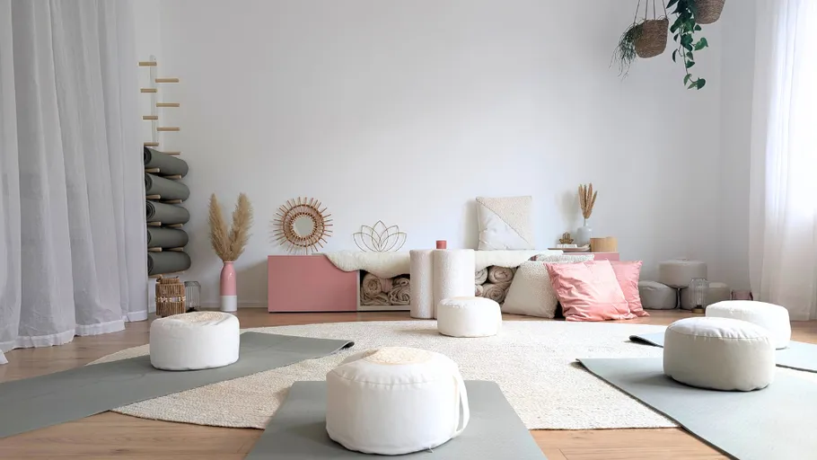 Yogastudio mit Kissen und Matten.