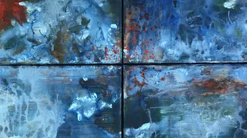 Abstraktes Gemälde mit blauen und roten Flecken.