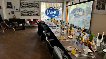 Eingedeckter Tisch in modernem Restaurant.