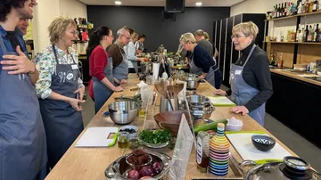Menschen kochen in einem modernen Küchenkurs.