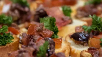 Bruschetta mit Tomaten und Kräutern belegt.