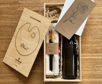 Holzkiste mit Wein, Pinseln, Paletten-Design.