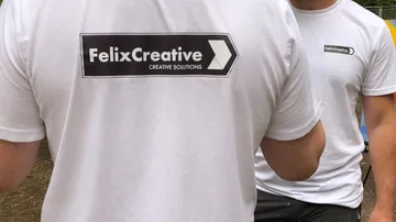 Zwei Personen tragen FelixCreative-T-Shirts im Freien.