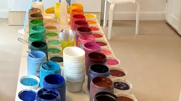 Farbgläser auf einem Tisch im Studio.