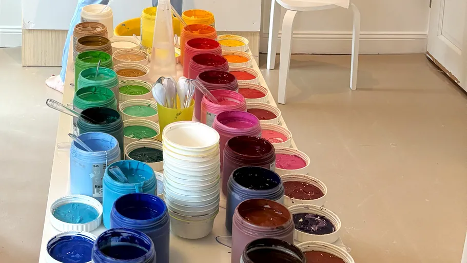 Farbgläser auf einem Tisch im Studio.