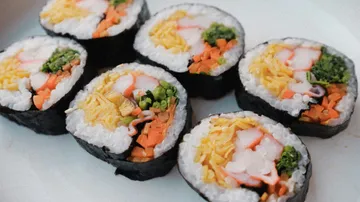 Sushirollen mit bunten Füllungen.
