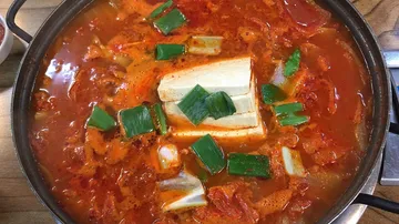 Würziger Eintopf mit Tofu und Frühlingszwiebeln.