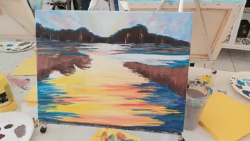 Gemälde eines bunten Sonnenuntergangs über ruhigem Wasser.