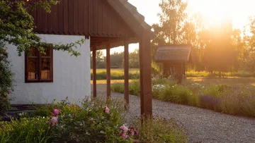 Landhausgartenweg bei Sonnenuntergang.