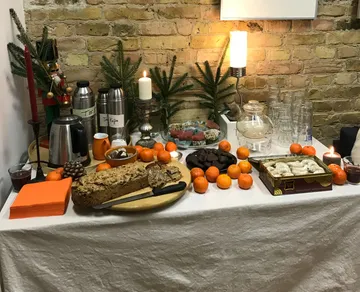 Tisch mit Desserts, Kerzen und Dekorationen.