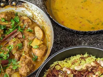 Cook chicken curry, accompanied by rice and lentil soup.