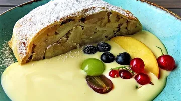 Apfelstrudel mit Vanillesauce und frischem Obst.