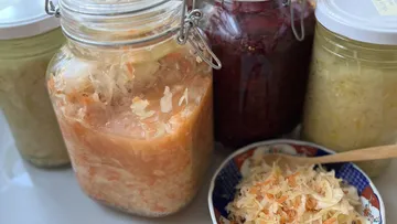 Gläser mit Sauerkraut und fermentiertem Gemüse ausgestellt.