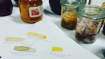 Gläser und Farbproben auf einem Tisch.