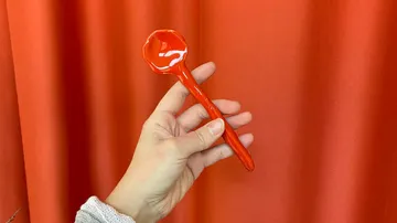 Rot glasierter Löffel (getöpfert im Handbuilding Kurs)