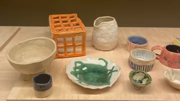 Bunte Keramikstücke aus dem Handbuilding Workshop
