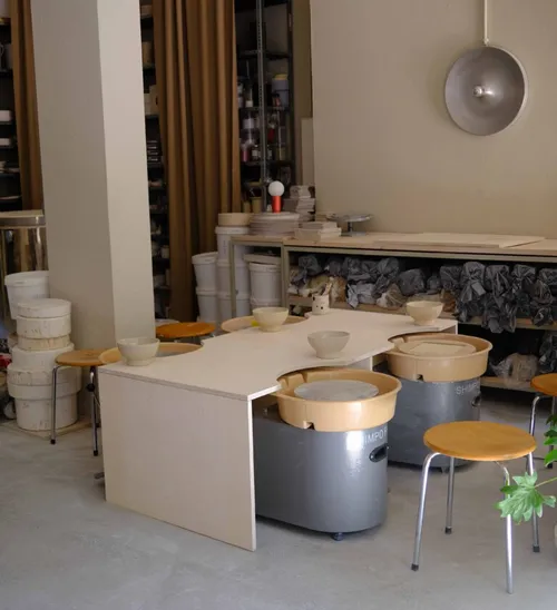 Töpferwerkstatt mit Drehscheiben (für Wheel Workshops)
