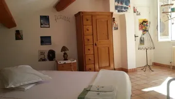 Gemütliches Schlafzimmer mit Bett und Schrank.