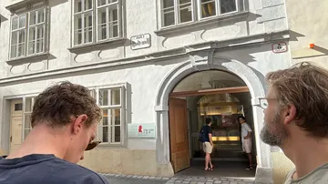 Zwei Männer betrachten ein historisches Gebäude.