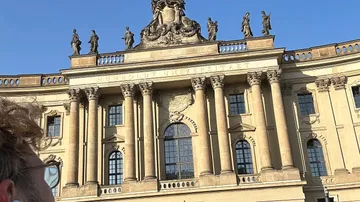 Historisches Gebäude mit Säulen und Statuen.