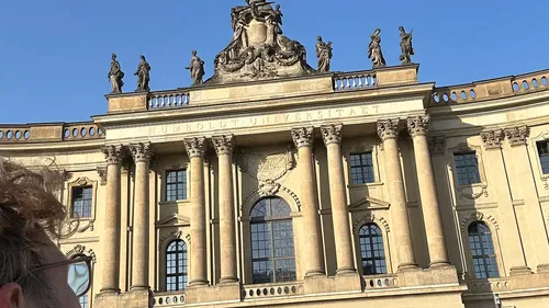 Gebäude der Humboldt-Universität mit Statuen und Säulen.