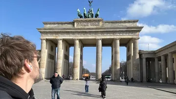 Brandenburger Tor mit Spaziergängern in der Nähe.