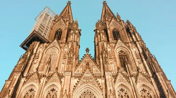 Gotische Kathedrale Türme unter klarem Himmel.