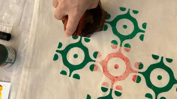 Hand stempelt Stoff mit geometrischen Mustern.