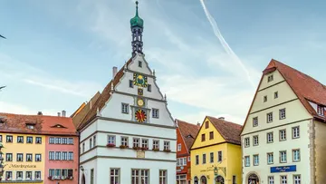 Historische Stadtgebäude unter blauem Himmel.