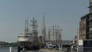 Große Schiffe im Stadthafen angedockt.