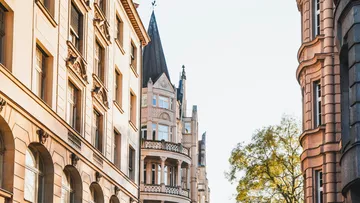 Ornamentierte Gebäude unter klarem Himmel.
