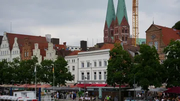 Historische Gebäude mit Kirchtürmen im Stadtzentrum.