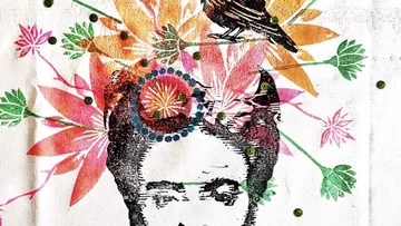 Florales Design mit Vogel auf Frauens Kopf.