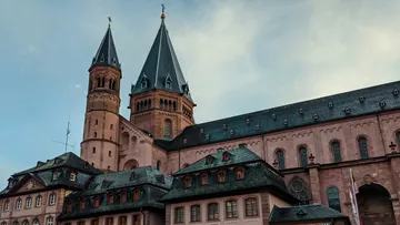 Große Kathedrale mit zwei hohen Türmen.