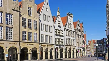 Historische Gebäude mit Arkaden in der Stadt.