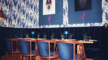 Elegantes Esszimmer mit blauer Dekoration und Geschirr.