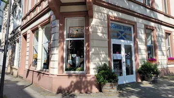 Eck-Whisky-Shop mit dekorativen Fenstern.