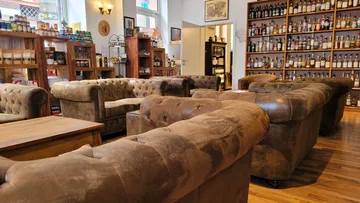 Flauschige Sofas in einem gemütlichen Spirituosengeschäft.