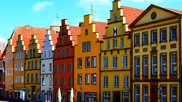 Bunte historische Gebäude unter blauem Himmel.