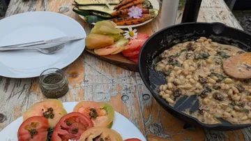 Herzhafte Mahlzeit mit Gemüse auf rustikalem Tisch.