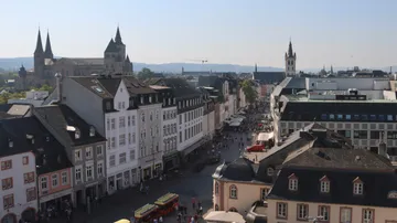 Stadtansicht mit historischen Gebäuden und Kirchen.