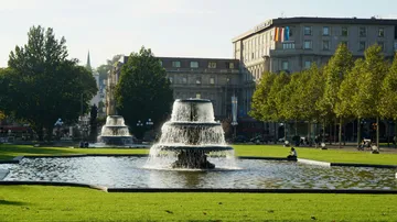 Brunnen sprüht Wasser in öffentlichem Park.