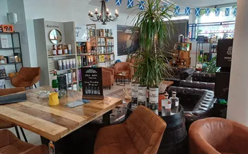 Gemütliche Whisky-Lounge mit verschiedenen Flaschen ausgestellt.