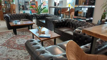 Ledersofas und Tische in gemütlichem Lounge-Bereich.